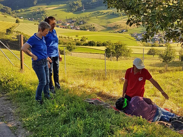 Ein bewusstloser Velofahrer wird gelagert und betreut. Foto: zVg