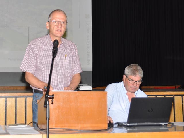 Der Gemeindeammann von Obermumpf, Benedikt Gürtler, stellt seine Gemeinde vor, eine von acht neuen Gemeinden im Parkgebiet; rechts Jurapark-Präsident Thomas Vetter. Foto: Jörg Wägli