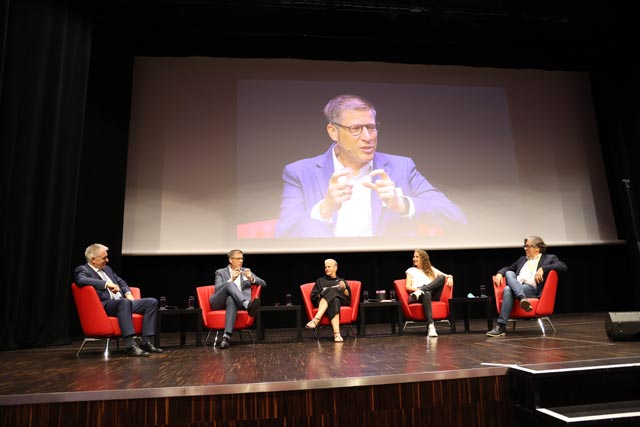 Im Gespräch (von links): Regierungsrat Alex Hürzeler (BKS AG), Guido McCombie (Direktor PH FHNW), Cornelia Kazis (Moderatorin), Steff la Cheffe (Musikerin), Michele Eschelmüller (Leiter der Beratungsstelle für Unterrichtsentwicklung und Lernbegleitung PH FHNW). Foto: zVg