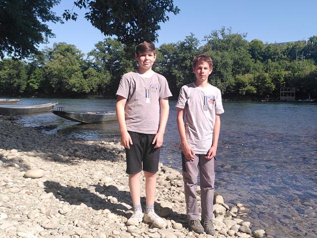 Steuermann Timo Wiekert (links) und Vorderfahrer Noé Fäs (rechts) zeigen stolz ihre Kranzauszeichnung. Foto: Dani Wyss