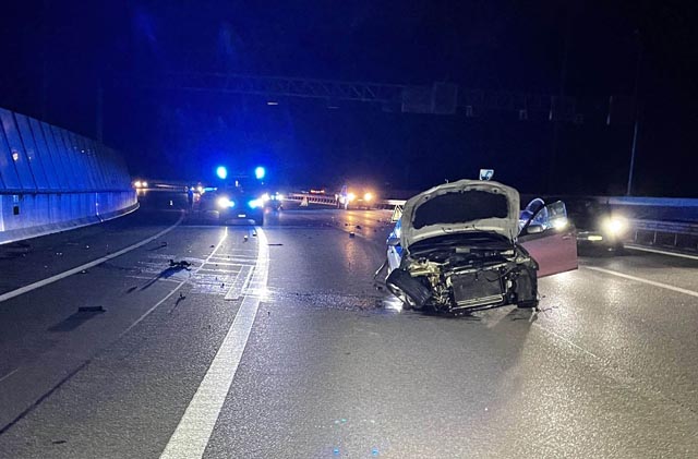 In der vergangenen Nacht verunfallte auf der A1 eine junge Automobilistin und prallte heftig gegen die Leitplanke. Foto: Polizei AG