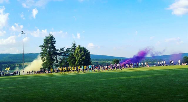 Einmarsch der Mannschaften in Röschenz. Foto: zVg