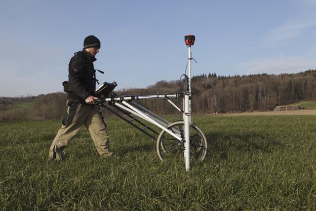 Geomagnetische Untersuchungsmethode: Einem Röntgenblick gleich ermöglicht die geomagnetische Untersuchungsmethode, archäologische Strukturen im Boden aufzuspüren. Foto: Copyright Kantonsarchäologie, © Kanton Aargau