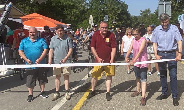 Eröffnung der Strecke in Eiken (v.l.): Didi Schärer (Eiker Gemeinderat), Martin Gutbub (Geschäftsstelle slowUp CH), Gerhard Zumsteg (Präsident Verein SlowUp Hochrhein), Elisabeth Burgener Brogli (Grossratspräsidentin) und Dr. Martin Kistler (Landrat Landkreis Waldshut). Foto: zVg