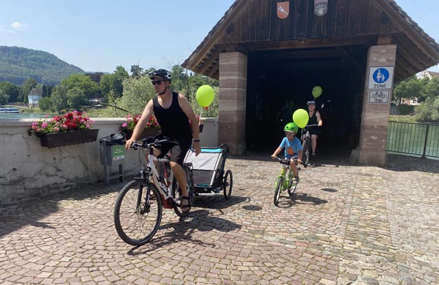 Es waren auch viele Familien unterwegs. Hier bei der Holzbrücke in Stein. Foto: Sonja Fasler