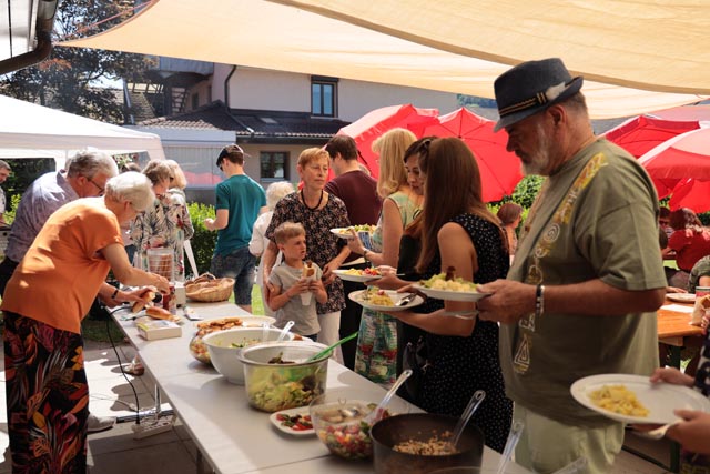 Zum Sommerfest gehört auch das gemütliche Zusammensitzen bei einem feinen Essen. Foto: Barbara Weilenmann