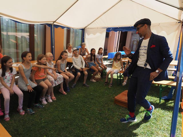 Clown und Zauberer Pipo brachte am Sommerfest Gross und Klein zum Lachen und Staunen. Foto: Fabrice Müller