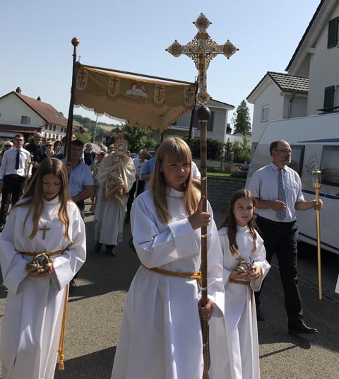 Feierliche Prozession durch Wegenstetten. Foto: zVg