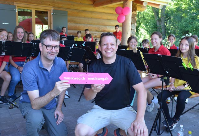 Valentin Baltzer (links), Präsident der Musikschule Unteres Fricktal, und Musikschulleiter Valentin Sacher freuen sich über den neuen Weg. Hinter ihnen die Musikantinnen und Musikanten der Greenhorn- und Juniorband. Foto: zVg