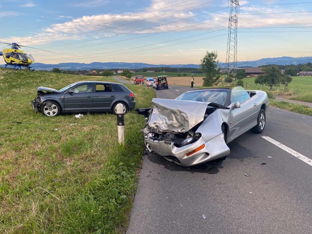 An beiden Autos entstand Totalschaden.