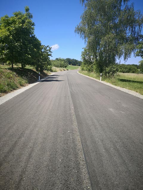 Die Strasse erhält die finale Asphaltdeckschicht. Fotos zVg