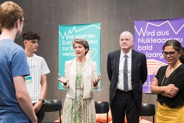 POWER AARGAU: Bundesrätin Sommaruga und Regierungsrat Attiger tauschen sich in Lenzburg mit der jungen Generation über die Energiezukunft aus. Foto: zVg