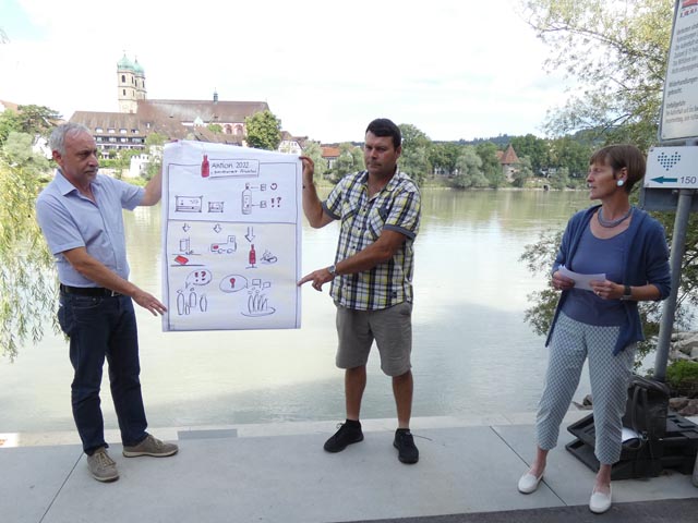 Altglas gehört nicht in die Natur und den öffentlichen Raum, sondern in die Sammelstelle (von links): Kurt Bächtold, Remo Kämpfer und Helene Bigler präsentieren die die Aktion 2022 von «Sauberes Fricktal».  Foto: Jörg Wägli