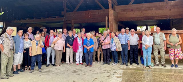 Seniorinnen und Senioren nach der Rückkehr von der Ausfahrt in die Rebberge von Hallau. Foto: Daniel Banholzer