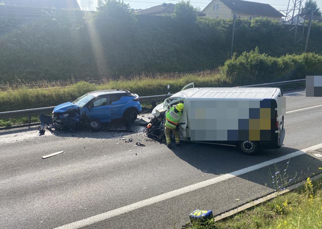 Frontalkollision in Hausen forderte zwei verletzte Personen. Foto: Polizei AG