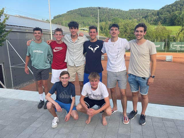 Die Herren 2L freuen sich über den Aufstieg in die 1. Liga: (stehend hinten v.l.): Aidan Hohenstein, Luca Rentsch, Jonas Marending, Leano John. Elia, Kuruz, Ramon Meier. (kniend v.l.): Silio Romano, Simon Bringold. Foto: zVg