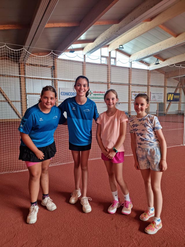 Die stolzen Gewinnerinnen Ladina und Larina (rechts) mit ihren Gegnerinnenvom TC Reinacherheide Anna und Ayline (rechts). Foto: zVg