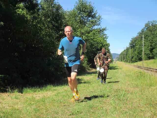 Die Zivil- und Waffenläufer gemeinsam unterwegs im Hardwald. Foto: zVg
