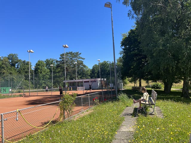 Ein paar Zaungäste, Interessierte und Tennisbegeisterte trafen sich zum Sommer-Plauschturnier des TC KWL. Foto: zVg