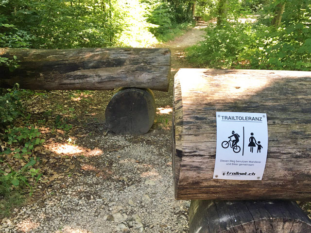 Toller Hinweis für Velofahrer und Fussgänger. Foto: Heidy Wetter