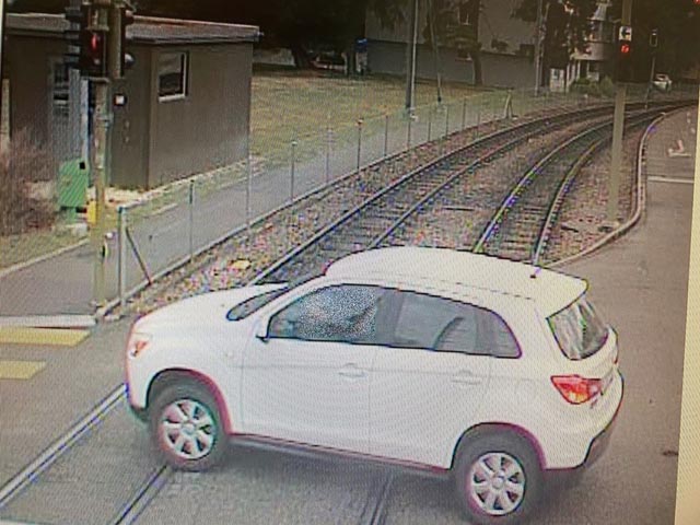 Abbiegender Personenwagen verursacht Notbremsung eines Trams. Foto: Polizei BL 