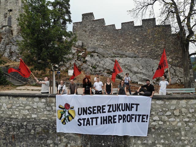 Aktivist*innen der JUSO lancierten die Initiative mit einem Transparent auf der Ruine Stein in Baden. Foto: zVg