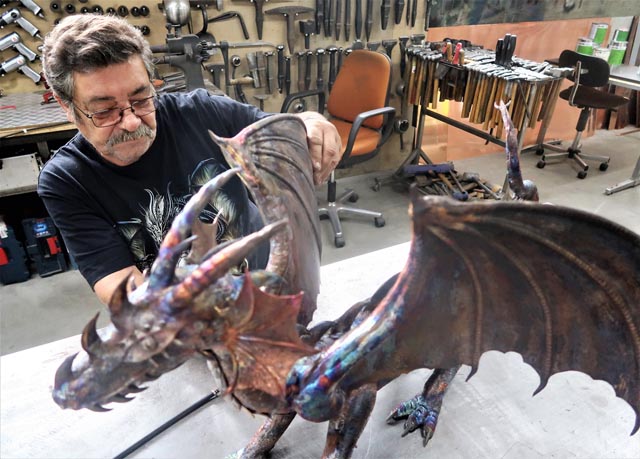 Roger Wanner wird am Bergwerkfest den Drachen vervollständigen. Foto: ghi