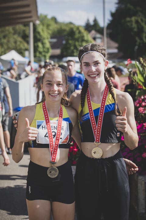 Fricktaler Hürdenpower: Leonie Hoenke (links) und Lucia Acklin freuen sich über ihre Medaillen. Foto: Doris Acklin