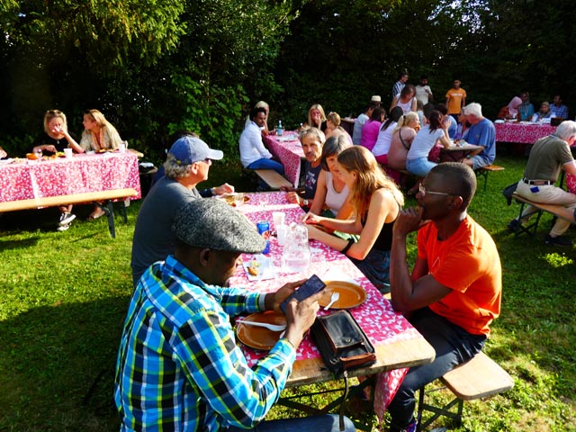 Menschen aus allen Teilen der Welt trafen sich im Pfarrgarten der reformierten Kirche in Kaiseraugst.Foto: zVg