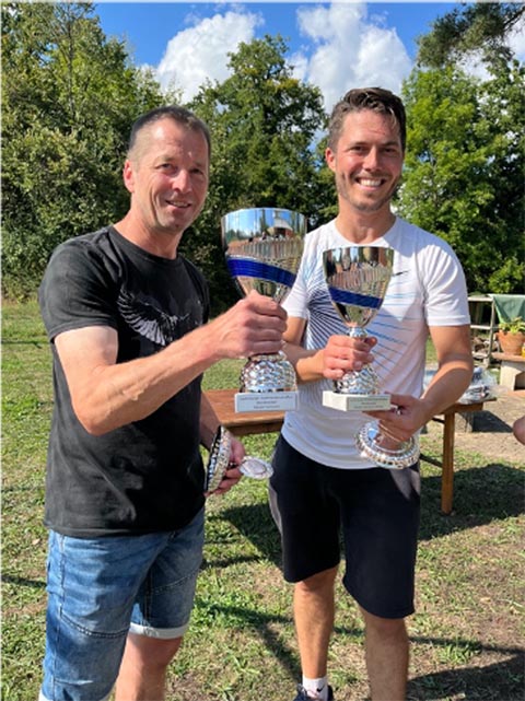 Die Gewinner der Laufenburger Stadtmeisterschaften 2022 im Tennis mit dem Wanderpokal: Christoph Rehmann bei den Aktiven (rechts), Christoph Moll bei den Senioren. Foto: zVg