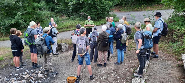 Interessiert folgten die Teilnehmer den Ausführungen von Kurt Steck. Foto: zVg