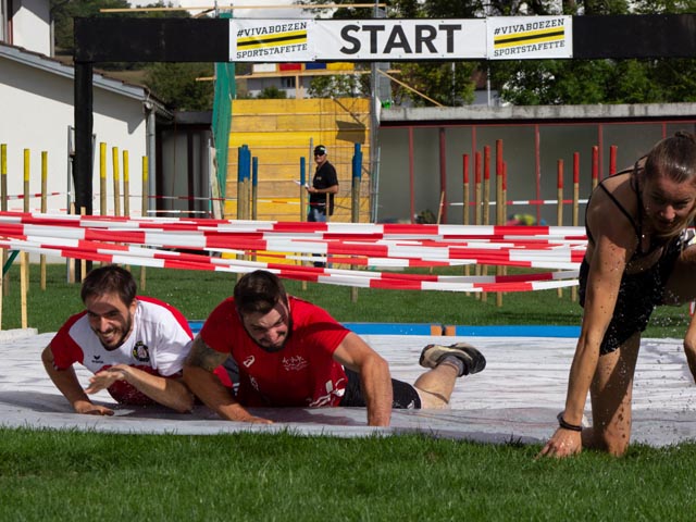 Der Slalom durch die Holzpflöcke ist geschafft und es kommt der Eingang in den Waterslider. Kampf von drei Mannschaften im Waterslider. Foto: zVg