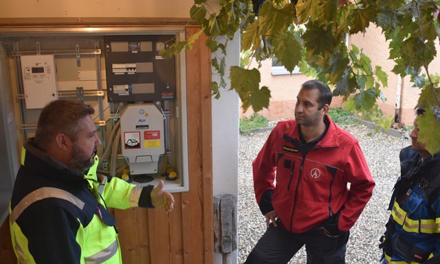 Der Gruppe wird erklärt, welcher Schalter für die Ausschaltung der PV-Anlage betätigt werden muss. Foto: René Birri