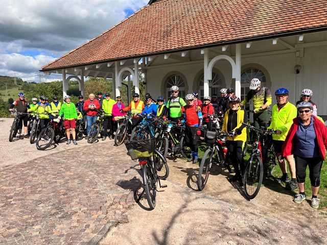 Von der Birndorfer Kapelle aus genossen die Pro Senectute-Radler die Aussicht. Foto: zVg