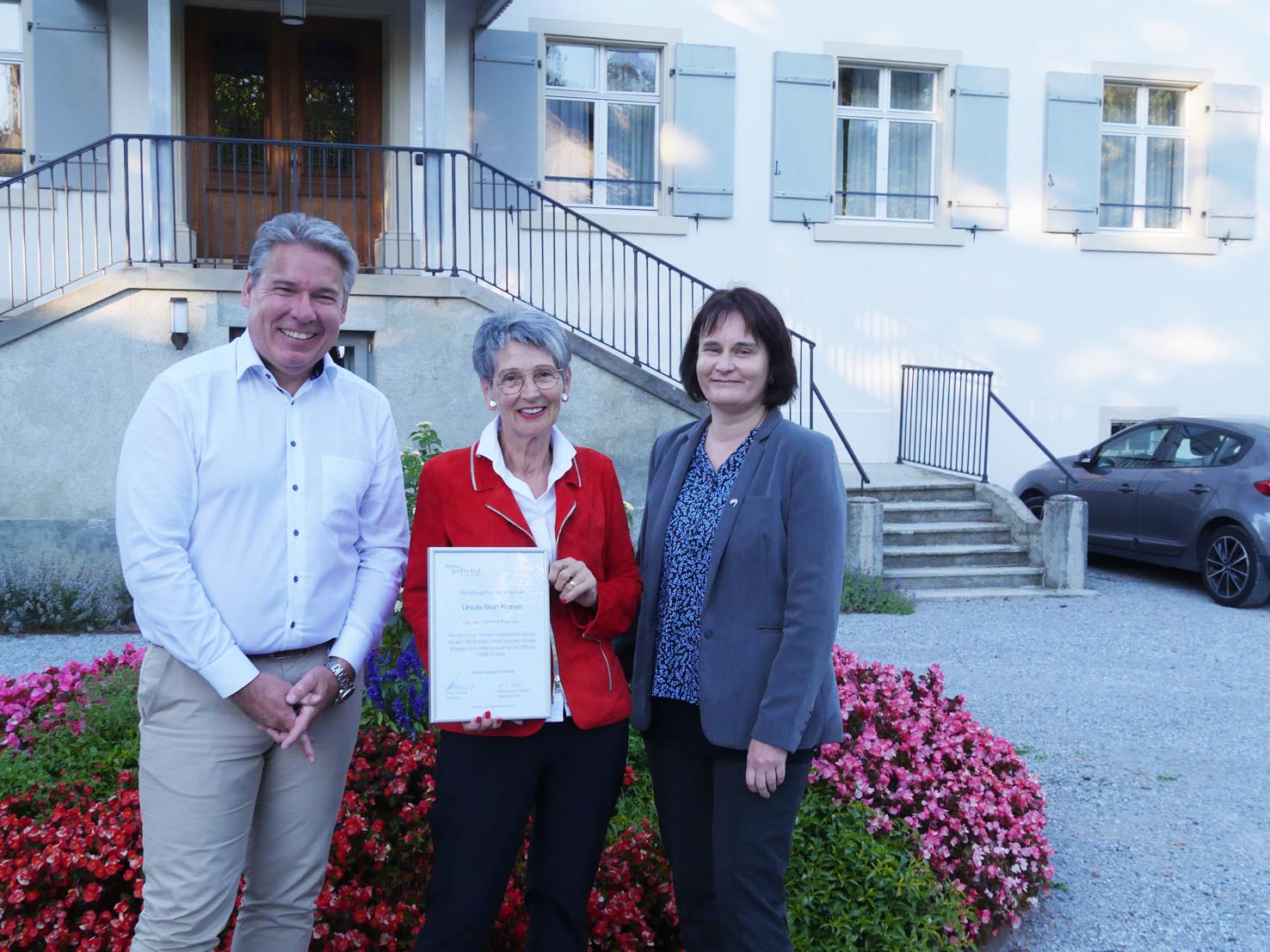 Ursula Brun Klemm (Mitte) wurde am vergangenen Donnerstag als erste Frau mit dem Fricktaler Preis der Stiftung pro Fricktal ausgezeichnet. Die ehemalige Frau Gemeindeammann von Mumpf und FDP-Grossrätin stiess auch die Gründung der Stiftung MBF an, die aus den Stiftungen WBF und FBR hervorging. 21 Jahre war sie als Stiftungsratsvorsitzende der MBF tätig, Die Urkunde des Fricktaler Preises überreichten ihr der Stiftungsratspräsident der Fricktaler Stiftung, Linus Schmid, sowie die Vizepräsidentin Marie-Louise Rüetschi. Foto: Jörn Kerckhoff