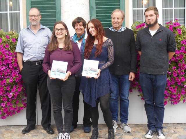 Von links: Linus Hüsser (Redaktor), Andrea Winkler und Theres Rentsch-Senn (Autorinnen), Sophie Fäs (Vorstand), Werner Brogli und Benjamin Höpfer (Autoren). Foto: zVg