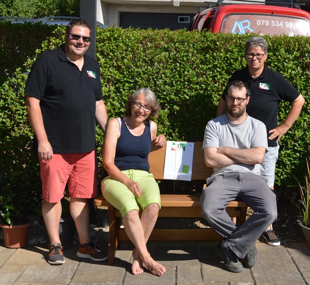  Bild: stehend: Reto Schmid, Sponsoring; Astrid Müller, Präsidentin MG Schupfart; sitzend: Isabella Müller, Gewinnerin; Alex Rickenbach, Schreiner &amp; Spender. Foto: zVg