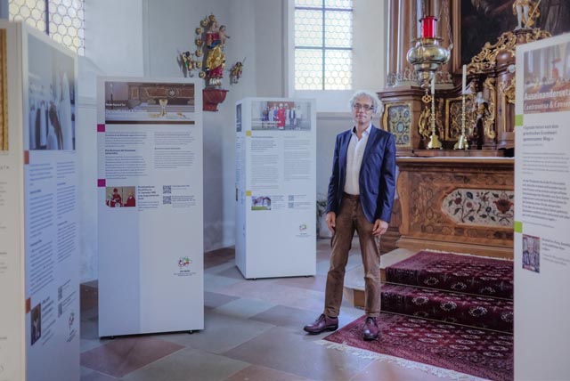 Ortspfarrer Peter Feenstra in der Wanderausstellung in der christkatholischen Kirche Magden. Foto: zVg