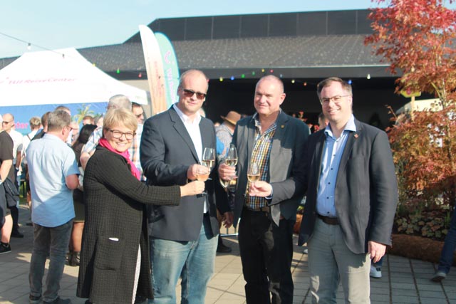 Auf eine gelungene Hela! Die Redner prosten anlässlich der Eröffnung zu (von links): Franziska Bircher, Raffael Blaser, Herbert Weiss und Ulrich Krieger. Foto: Sonja Fasler