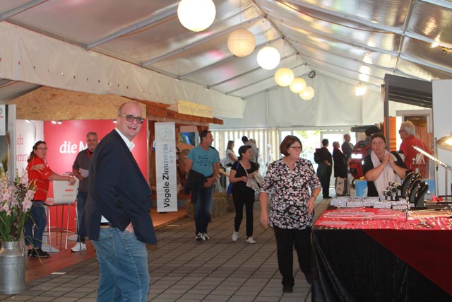 Der gutgelaunte OK-Präsident beim Rundgang durch die Ausstellung. Foto: Sonja Fasler 