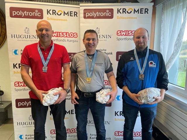 Die Sieger in der Kategorie 300m Liegend-Match E Ordonnanz (v.l.): Beat Kopp, Roger Schär und Adrian Uhlmann. Foto: zVg