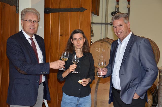 Knut Schmidtke, Andrea Oettl und Daniel Suter stossen auf den neuen Fricker Gemeindewein an. Foto: FiBL, Andreas Basler