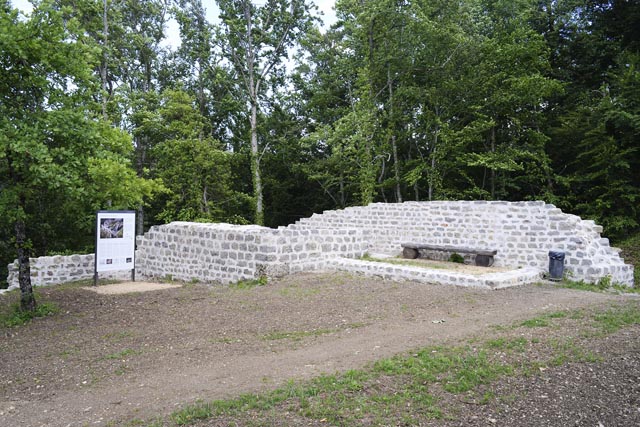 Die frisch restaurierte Burgruine (Teil der Wehrmauer mit Anbau, neue Infotafel).