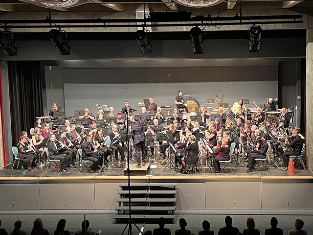 Gesamtorchester auf der Bühne in Niederlenz. Foto: Eveline Sturzenegger