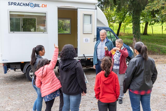 Im Sprachmobil bringen Freiwillige in verschiedenen Nordwestschweizer Gemeinden geflüchteten Menschen vor Ort die deutsche Sprache und einheimische Kultur näher. Foto: Fabio Baranzini