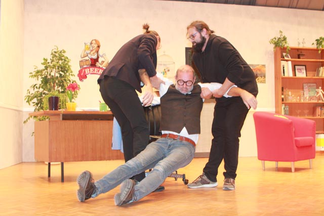 Ein kleiner Unfall schaltet Agenturleiter Wagner aus. Foto: Sonja Fasler 