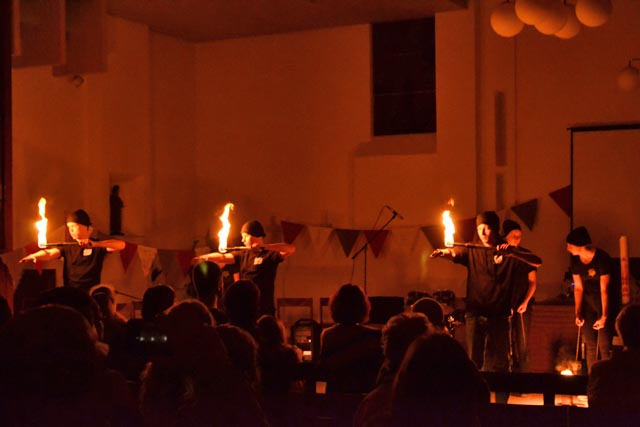 Feuershow als Finale des Gottesdienstes mit dem Zirkus Papperlapapp. Foto: JUSESO Fricktal