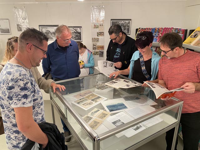 Das Interesse an alten Bildern und Geschichten aus Zeihen war gross. Foto: Sonja Fasler