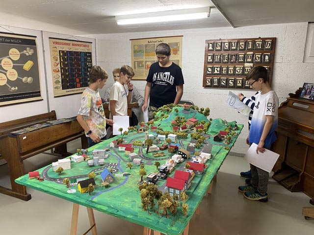 Die Primarschüler stellten ihr Projekt «Baumhausen» vor. Foto: Sonja Fasler