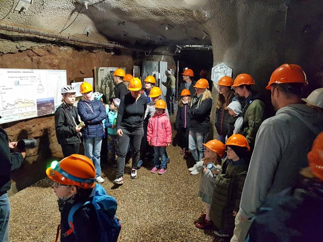 Mit Helm ausgerüstet ging es in den Bergwerkstollen. Foto: zVg